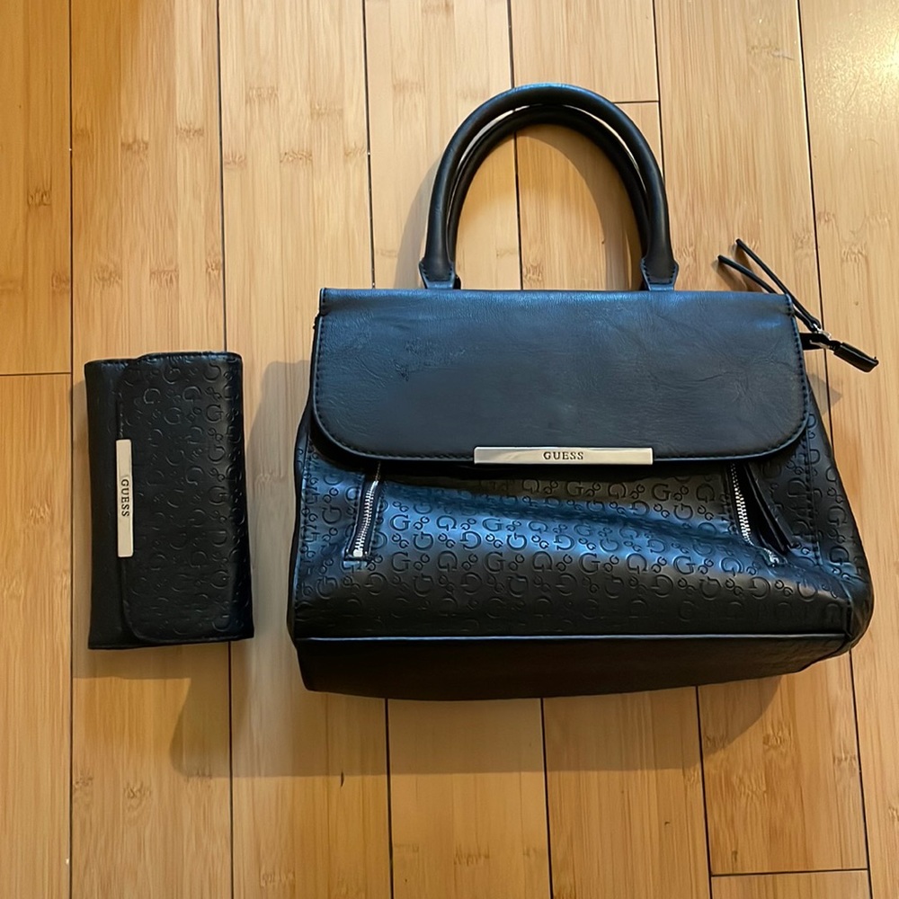 Black Guess shoulder purse/matching wallet